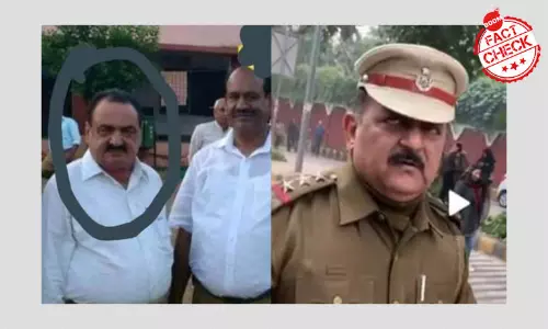 বিক্ষোভের সময় টহল দেওয়া পুলিশটি কি একজন আরএসএস কর্মী? একটি তথ্য যাচাই বিক্ষোভের সময় টহল দেওয়া পুলিশটি কি একজন আরএসএস কর্মী? একটি তথ্য যাচাই