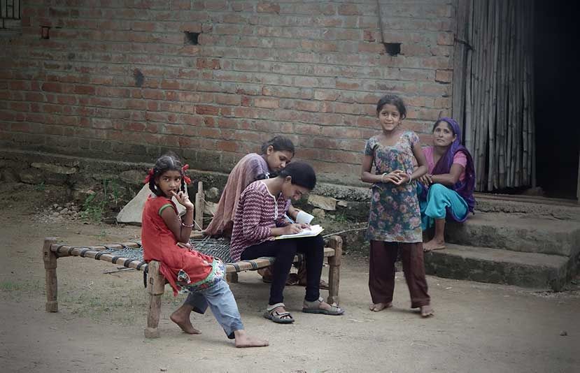 ভারতের গুজরাত, জুন ২০১৫: জনজাতির গ্রামে এক বালিকা ঘরের সদস্য সবাই মেয়ে এরকম একটি ঘরের সমীক্ষা করছে। (ছবি: শাটারস্টক)