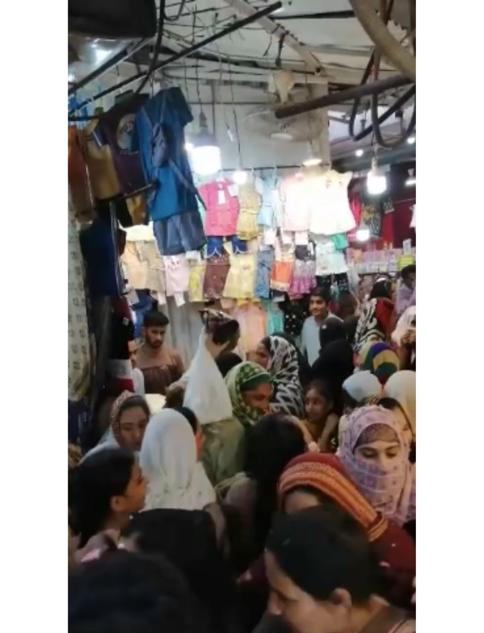 ইদের কেনাকাটা—কলকাতার নিউ মার্কেট না পাকিস্তান? ইদের কেনাকাটা—কলকাতার নিউ মার্কেট না পাকিস্তান?