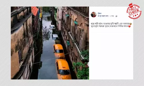 গলি রাস্তায় ট্যাক্সি জলে ডুবে যাওয়ার ছবিটি আমপানের সময়ের গলি রাস্তায় ট্যাক্সি জলে ডুবে যাওয়ার ছবিটি আমপানের সময়ের