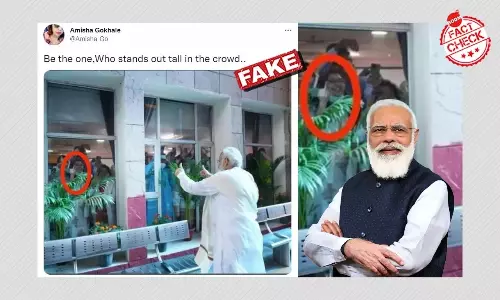 নরেন্দ্র মোদীকে এক স্বাস্থ্যকর্মীর মধ্যমা দেখানোর ছবিটি সম্পাদনা করা নরেন্দ্র মোদীকে এক স্বাস্থ্যকর্মীর মধ্যমা দেখানোর ছবিটি সম্পাদনা করা