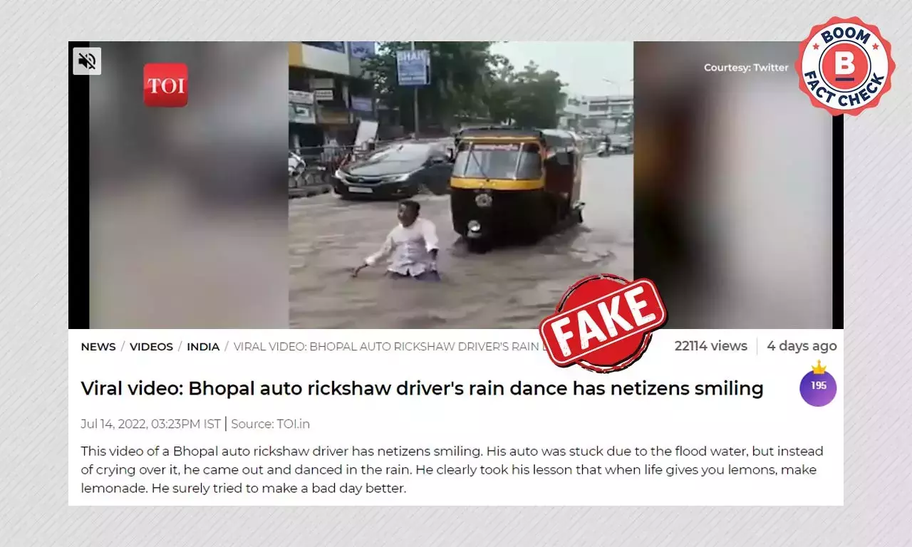 জলমগ্ন রাস্তায় অটোর পাশে এক ব্যক্তির নাচের ভিডিও গুজরাতের জলমগ্ন রাস্তায় অটোর পাশে এক ব্যক্তির নাচের ভিডিও গুজরাতের