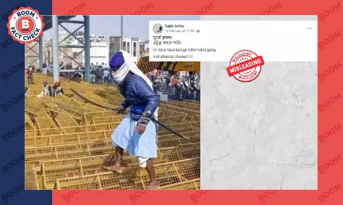 তরোয়াল হাতে এক ব্যক্তির ব্যারিকেডের উপর হাঁটার এই ছবি ২০২১ সালের তরোয়াল হাতে এক ব্যক্তির ব্যারিকেডের উপর হাঁটার এই ছবি ২০২১ সালের